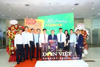 Báo điện tử Dân Việt đón nhận Cờ Thi đua của Chính phủ