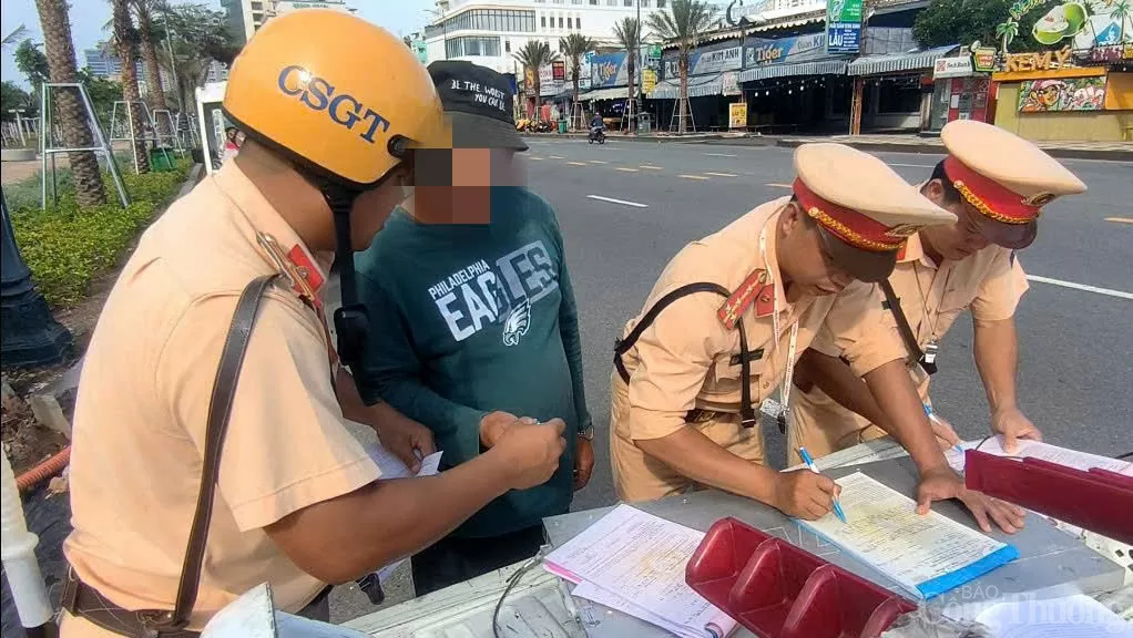 Lực lượng chức năng lập biên bản nhưng tài xê không ký tên vào các biên bản. Ảnh: Nguyễn Ngọc
